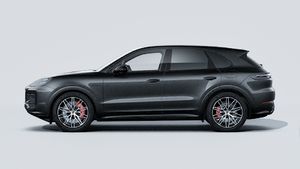 Cayenne S E-Hybrid Black Edition adresinin aracın sol tarafını gösteren dış görünümü