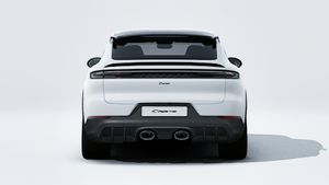 Cayenne Turbo E-Hybrid Coupé with GT Package adresinin aracın arkasını gösteren dış görünümü