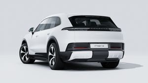 Cayenne S Electric adresinin aracın arka ve sol tarafını gösteren dış görünümü