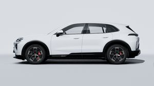 Cayenne Turbo Electric adresinin aracın sol tarafını gösteren dış görünümü