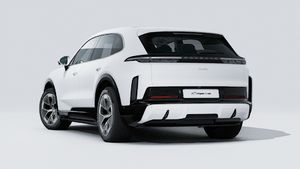 Cayenne Turbo Electric adresinin aracın arka ve sol tarafını gösteren dış görünümü