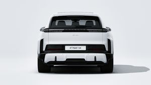Cayenne Turbo Electric adresinin aracın arkasını gösteren dış görünümü