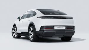 Cayenne Coupé Electric adresinin aracın arka ve sol tarafını gösteren dış görünümü