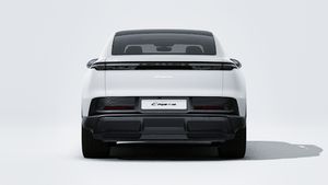 Cayenne Coupé Electric adresinin aracın arkasını gösteren dış görünümü