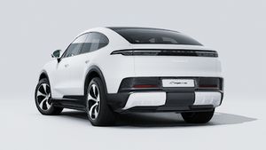 Cayenne S Coupé Electric adresinin aracın arka ve sol tarafını gösteren dış görünümü