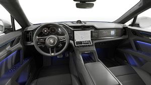 Direksiyon simidi ve gösterge panelini gösteren iç görünüm Cayenne Turbo Coupé Electric