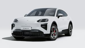 Cayenne Turbo Coupé Electric adresinin aracın ön ve sol tarafını gösteren dış görünümü
