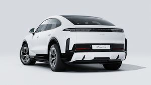 Cayenne Turbo Coupé Electric adresinin aracın arka ve sol tarafını gösteren dış görünümü