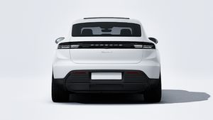Macan 4 adresinin aracın arkasını gösteren dış görünümü
