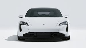 Taycan Turbo S adresinin aracın ön tarafını gösteren dış görünümü