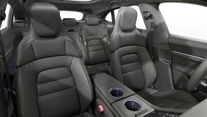 Ön koltukları gösteren iç görünüm Taycan 4S Cross Turismo