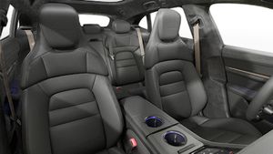 Ön koltukları gösteren iç görünüm Taycan Turbo Cross Turismo