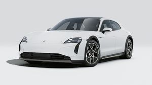 Taycan Turbo Cross Turismo adresinin aracın ön ve sol tarafını gösteren dış görünümü