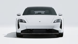 Taycan Turbo Cross Turismo adresinin aracın ön tarafını gösteren dış görünümü