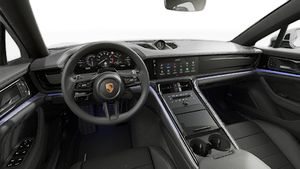 Direksiyon simidi ve gösterge panelini gösteren iç görünüm Panamera
