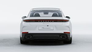 Panamera adresinin aracın arkasını gösteren dış görünümü