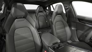 Ön koltukları gösteren iç görünüm Panamera 4
