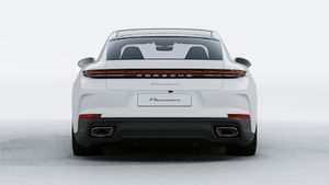 Panamera 4 adresinin aracın arkasını gösteren dış görünümü