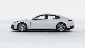 Panamera 4 E-Hybrid adresinin aracın sol tarafını gösteren dış görünümü