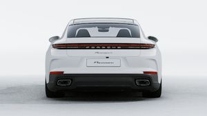 Panamera 4 E-Hybrid adresinin aracın arkasını gösteren dış görünümü