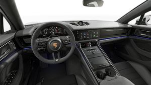 Direksiyon simidi ve gösterge panelini gösteren iç görünüm Panamera GTS