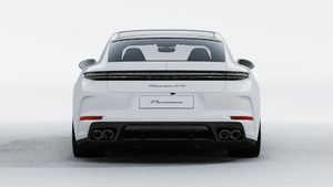 Panamera GTS adresinin aracın arkasını gösteren dış görünümü