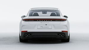 Panamera 4S E-Hybrid adresinin aracın arkasını gösteren dış görünümü