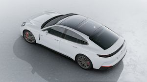Panamera Turbo E-Hybrid adresinin yukarıdan görülen dış görünümü
