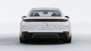 Panamera Turbo S E-Hybrid adresinin aracın arkasını gösteren dış görünümü