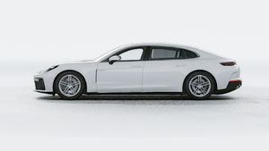 Panamera 4 E-Hybrid Executive adresinin aracın sol tarafını gösteren dış görünümü