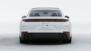 Panamera 4 E-Hybrid Executive adresinin aracın arkasını gösteren dış görünümü