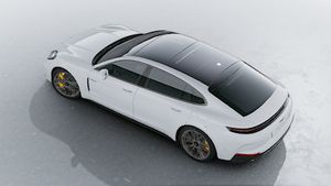 Panamera Turbo S E-Hybrid Executive adresinin yukarıdan görülen dış görünümü