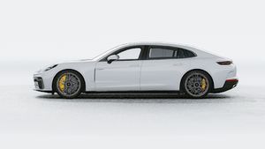 Panamera Turbo S E-Hybrid Executive adresinin aracın sol tarafını gösteren dış görünümü