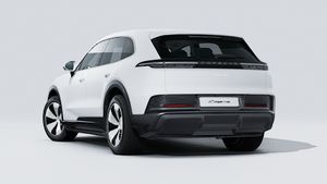 Cayenne Electric的外部視圖顯示汽車的後部和左側