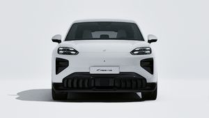 顯示汽車前部的Cayenne Turbo Electric的外部視圖