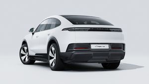 Cayenne Coupé Electric的外部視圖顯示汽車的後部和左側