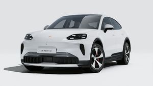 Cayenne S Coupé Electric的外部視圖顯示汽車的前部和左側