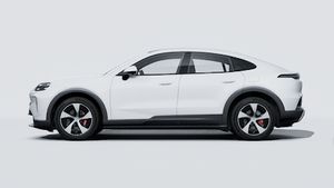 Cayenne S Coupé Electric的外部視圖顯示汽車的左側