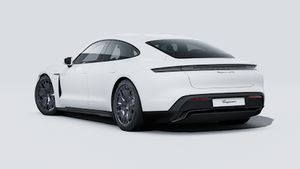 Taycan GTS的外部視圖顯示汽車的後部和左側