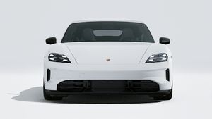 顯示汽車前部的Taycan 4S Black Edition的外部視圖