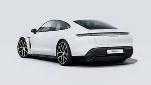 Taycan 4S Black Edition的外部視圖顯示汽車的後部和左側