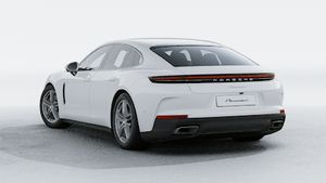 Panamera的外部視圖顯示汽車的後部和左側