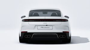 顯示汽車後部的Panamera Turbo E-Hybrid的外部視圖