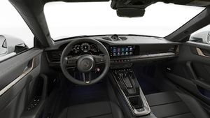 Вид зсередини з рульовим колесом і панеллю приладів 911 Turbo S
