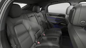 Внутрішній вигляд інтер'єру Cayenne Coupé Black Edition