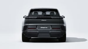 Зовнішній вигляд Cayenne Electric із зображенням задньої частини автомобіля