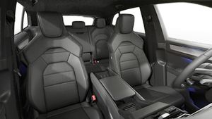 Вид зсередини, що показує передні сидіння Cayenne S Electric