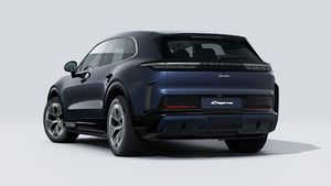 Зовнішній вигляд Cayenne Turbo Electric , що показує задню і ліву сторону автомобіля