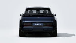 Зовнішній вигляд Cayenne Turbo Electric із зображенням задньої частини автомобіля