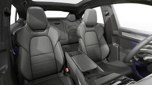 Вид зсередини, що показує передні сидіння Cayenne Coupé Electric